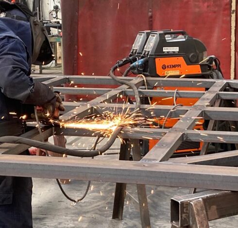 iemand die een constructie last in de werkplaats van Van der Straaten